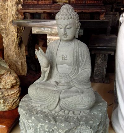 大型石雕释迦牟尼佛像