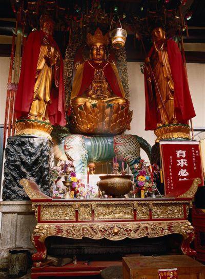 传统佛像-坐在麒麟上的镀金佛像